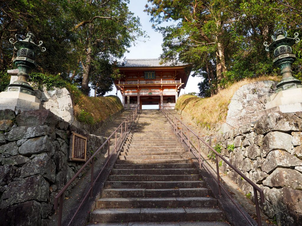 天音山道成寺の仁王門と石段