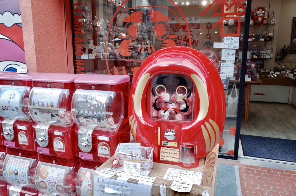仲見世通りの土産物店